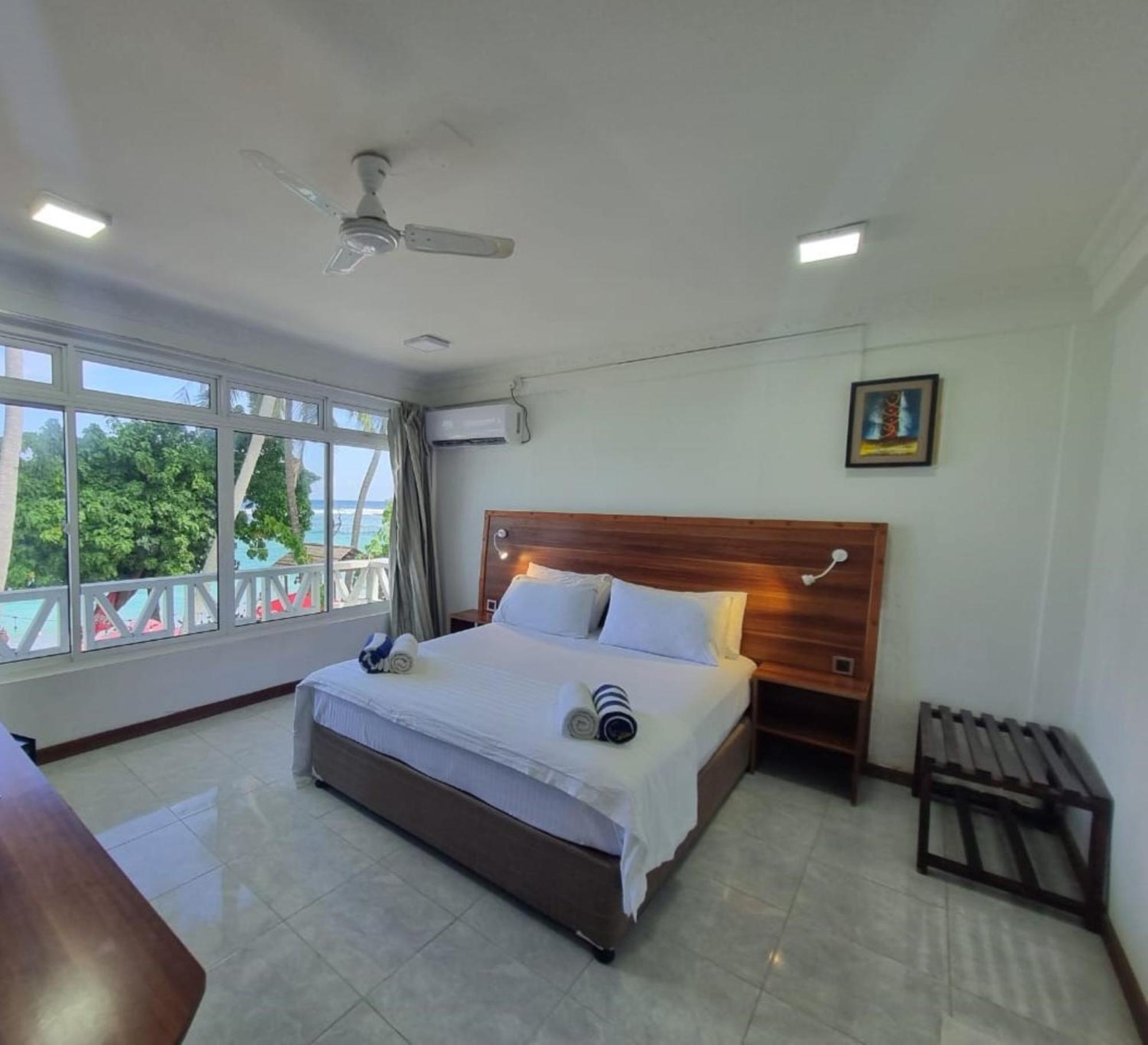 Batuta Maldives Surf View Hotel Thulusdhoo Exterior photo